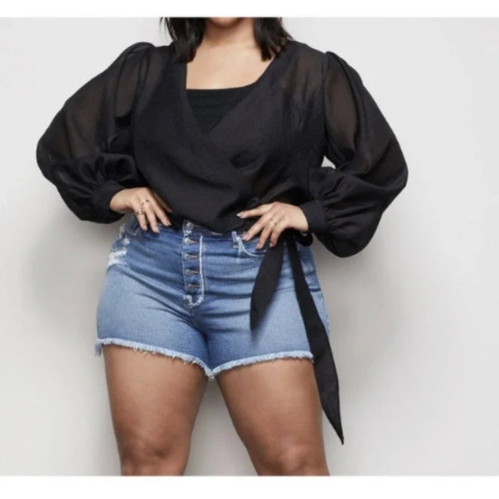 Good American Bombshell exposed button distressed denim short plus size 24 NWT